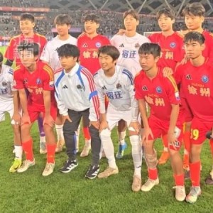 pg电子试玩-徐州vs宿迁赛后，江苏常晋球员合影，苗润东、张桐瑞交换球衣